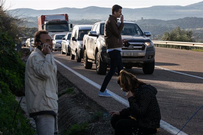 Atasco provocado por el corte de los trabajadores municipales convocado por no recibir sus nóminas, a 11 de noviembre de 2021, en Alburquerque, Badajoz, Extremadura, (España). Desde las 9 hasta las 11 de la mañana, empleados municipales del Ayuntamiento