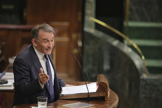 Archivo - El responsable federal de Justicia de IU y secretario general del PCE, Enrique Santiago, en una sesión plenaria de la Cámara Baja, a 30 de septiembre de 2021, en Madrid (España).