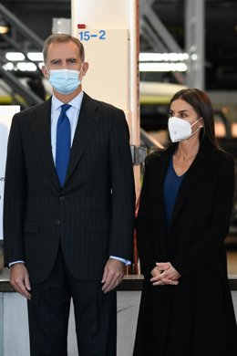 Los Reyes posan durante el acto de inauguración de la conmemoración del 75 aniversario de la creación de la Empresa Municipal de Transportes de Madrid, a 15 de noviembre de 2021, en Madrid (España).