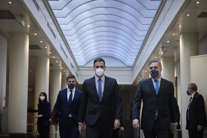 El presidente del Gobierno, Pedro Sánchez (i), a su llegada a una sesión de control al Gobierno en el Senado, a 16 de noviembre de 2021, en Madrid (España)