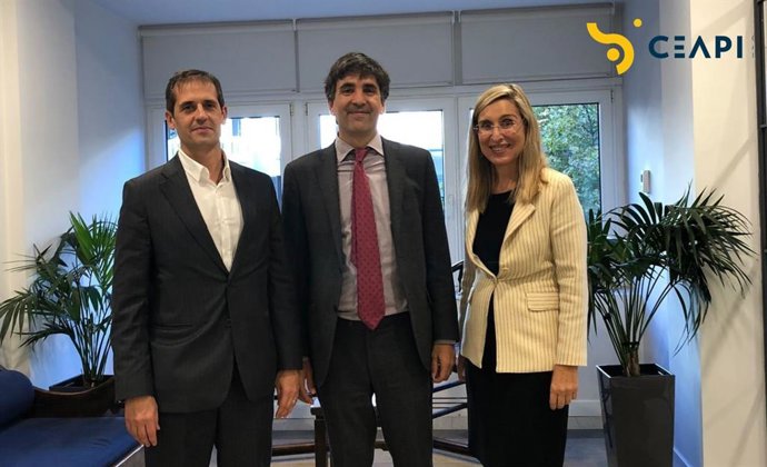 Archivo - Francisco Velázquez, presidente de Axon Partner Group; Gonzalo García Andrés, secretario de Estado de Economía; y Núria Vilanova, presidenta de CEAPI.