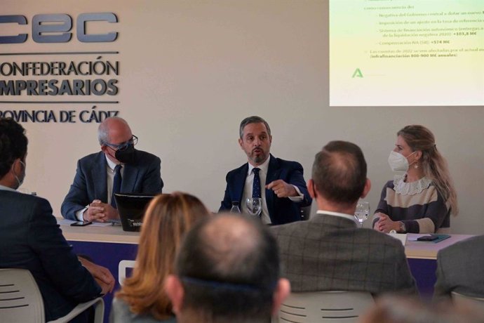 Bravo con empresarios de Cádiz explicando los presupuestos de la Junta.