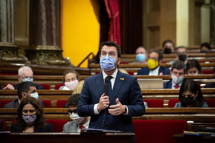 Imagen de archivo - El presidente de la Generalitat de Catalunya, Pere Aragons, en una sesión de control al Govern, en el Parlament, a 20 de octubre de 2021, en Barcelona, Catalunya (España). 