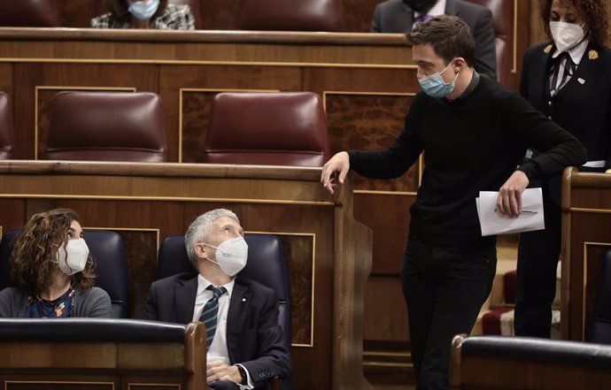 (I-D) La ministra de Hacienda, María Jesús Montero; el ministro de Interior, Fernando Grande-Marlaska; y el líder de Más País, Íñigo Errejón, conversan en una sesión plenaria en el Congreso