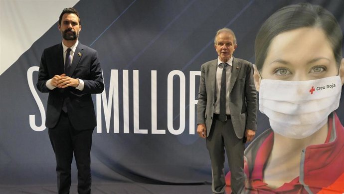 El conseller de Empresa y Trabajo de la Generalitat, Roger Torrent, y el presidente de Creu Roja Catalunya, Josep Quitet.
