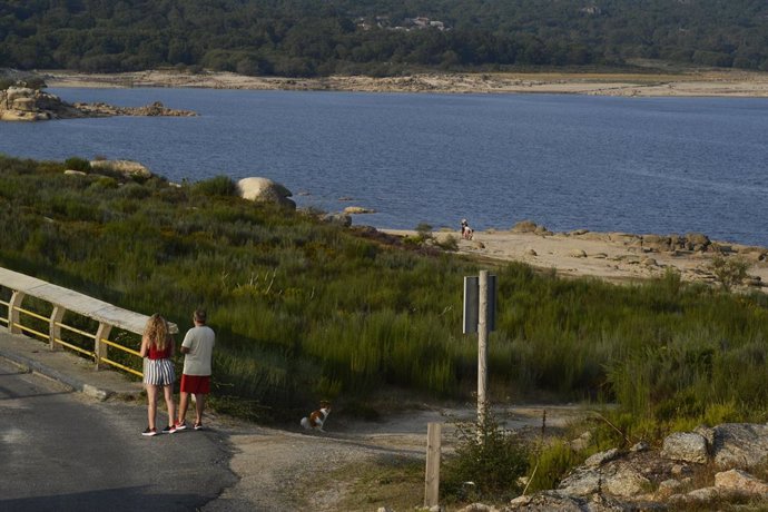 Archivo - Dos personas miran el embalse de Salas en la cuenca Miño-Sil, a 24 de agosto de 2021, en Galicia, (España). En Salas -en Ourense-, los informes de la Xunta de Galicia indican que su actual nivel de ocupación es del 27,3%. En el caso de Portas 