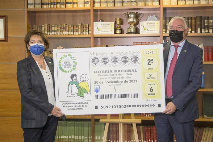 La directora del Alto Comisionado contra la Pobreza Infantil, Carmen Gayo, y el Presidente de Loterías y Apuestas del Estado, Jesús Huerta, han presentado el décimo que se sorteará este sábado 20 de noviembre, dedicado al Día Universal del Niño.