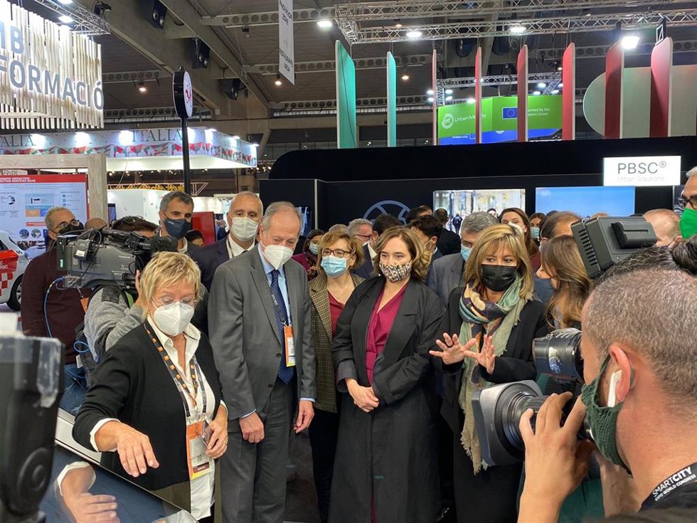 La alcaldesa de Barcelona, Ada Colau, y la presidenta de la Diputación de Barcelona y alcaldesa de L'Hospitalet de Llobregat (Barcelona), Núria Marín, visitan el Smart City Expo.