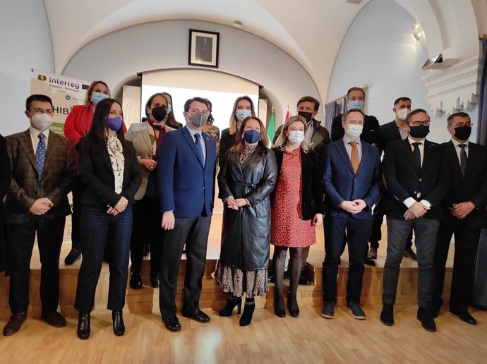 Crespo (centro), entre Bellido y De Toro, junto a representantes de entidades implicadas en el proyecto HIBA.