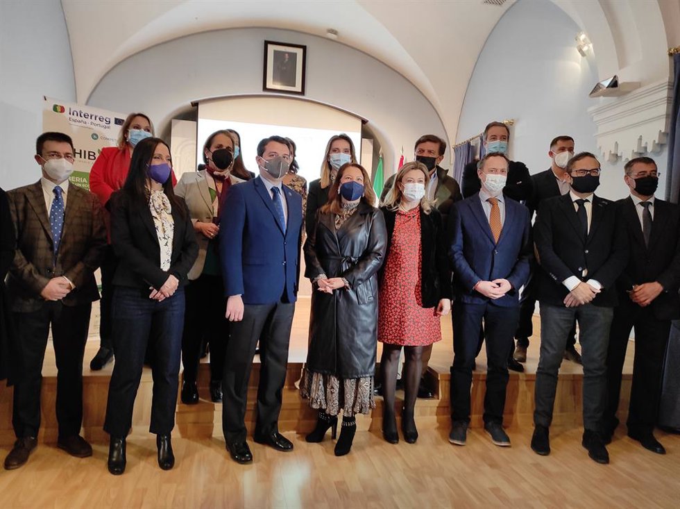 Crespo (centro), entre Bellido y De Toro, junto a representantes de entidades implicadas en el proyecto HIBA.