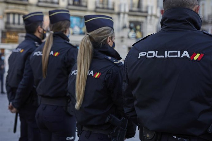 Archivo - Varios agentes de la Policía Nacional durante la presentación de la Jefatura Superior de Policía de un dispositivo especial de seguridad en el marco de la 'Operación Navidad' en la Puerta del Sol, Madrid (España), a 16 de diciembre de 2020. 