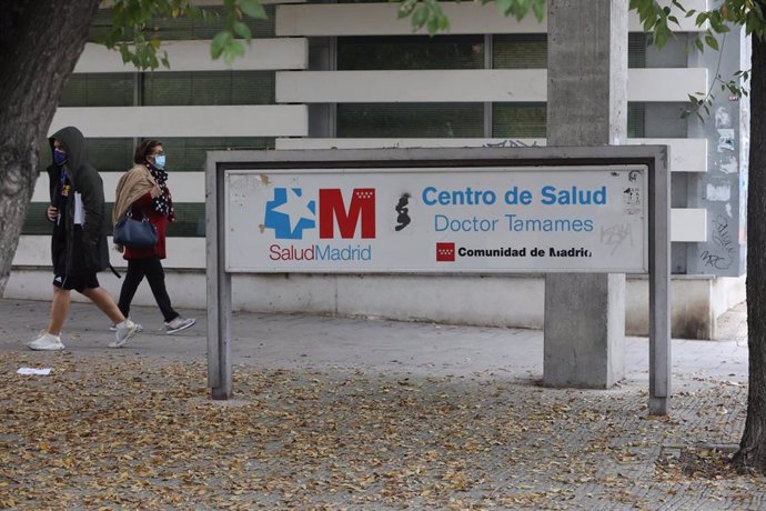 Archivo - Transeúntes caminan por las inmediaciones del Centro de Salud Doctor Tamames, en la zona básica de salud de Doctor Mamames, en Coslada, Madrid (España)