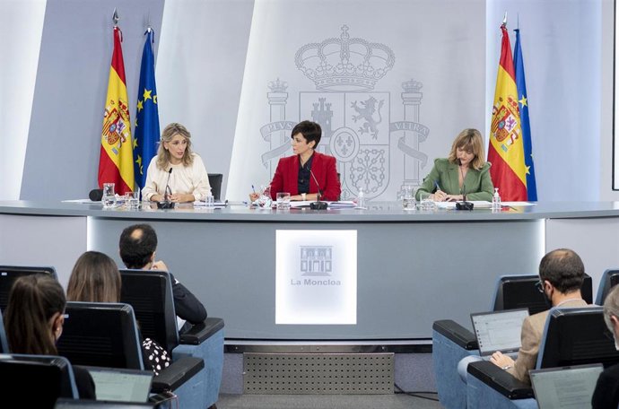 La vicepresidenta segunda del Gobierno, Yolanda Díaz; la ministra portavoz, Isabel Rodríguez; y la ministra de Educación, Pilar Alegría,  en rueda de prensa posterior al Consejo de Ministros, en el Complejo de La Moncloa, a 16 de noviembre de 2021.
