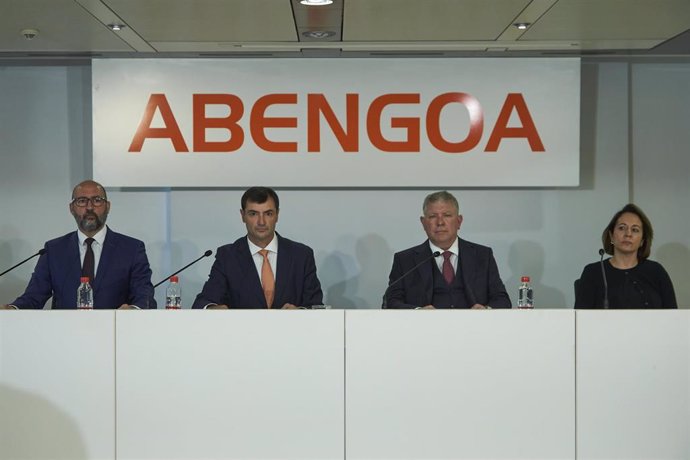 El consejero, Alfonso Murat, (2i), el presidente, Clemente Fernández, (2i) el secretario de la mesa, Adolf Rousaud,(2d) y la consejera, Cristina Vidal, (d) durante Junta de Accionistas Ordinaria de Abengoa a 16 de noviembre de 2021 en el Palmas Altas en