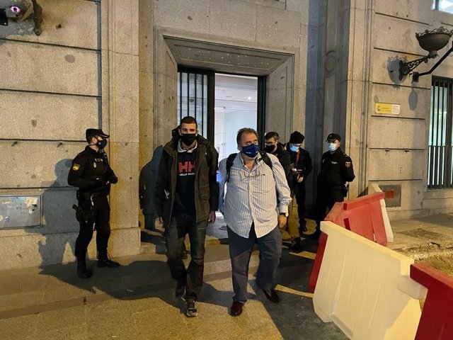 El presidente de ACAIP-UGT, José Ramón López, y el responsable nacional de CSIF Prisiones, Jorge Vilas, a su salida escoltados por la Policía tras un encierro de un día en Instituciones Penitenciarias