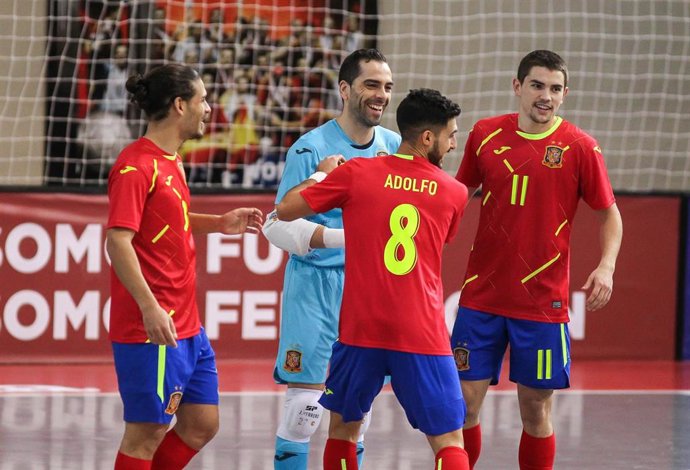 Archivo - Adolfo Fernández celebra un gol con sus compañeros de la selección española de fútbol sala