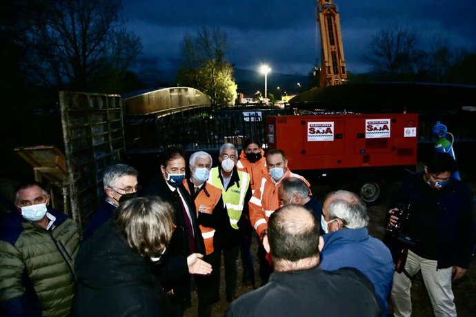 El conseejro de Obras Públicas, José Luis Gochicoa, supevisando la sobras del puente
