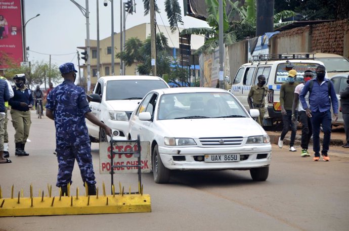 Archivo - Control policial en Kampala, Uganda
