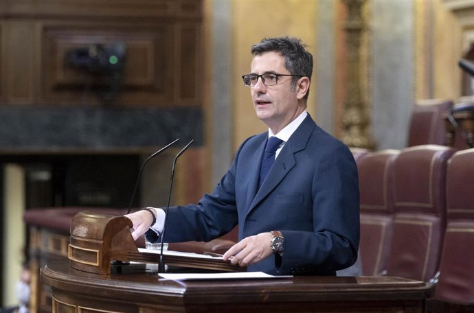 El ministro de la Presidencia, Relaciones con las Cortes y Memoria Democrática, Félix Bolaños, interviene en una sesión plenaria del Congreso de los Diputados, a 11 de noviembre de 2021, en Madrid, (España).