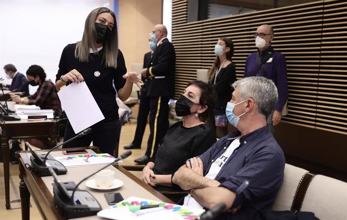 (I-D) La portavoz de Junts en el Congreso, Miriam Nogueras; la portavoz de EH Bildu en el Congreso, Mertxe Aizpurua; y el portavoz económico de EH-Bildu en el Congreso, Oskar Matute, en una Comisión de Presupuestos del Congreso