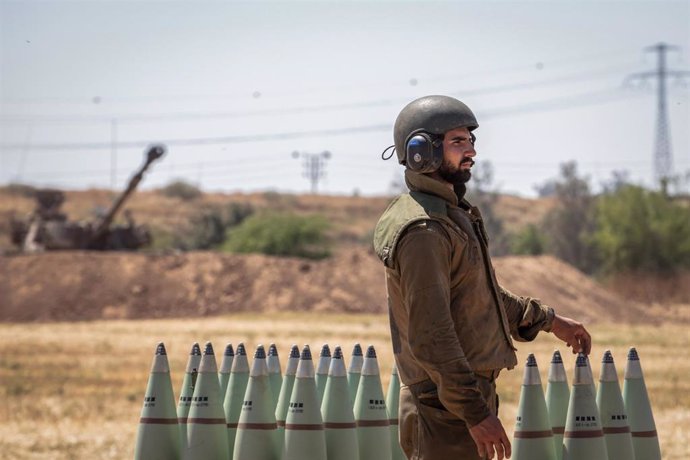 Archivo - Soldado israelí junto con misiles