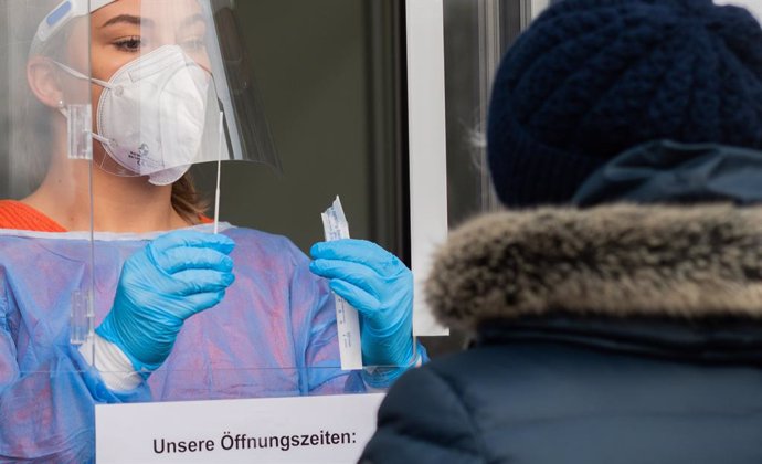 Un sanitari pren una mostra d'un pacient al centre de proves de Corona Hannover-Laatzen, a la regió de Hannover, 
