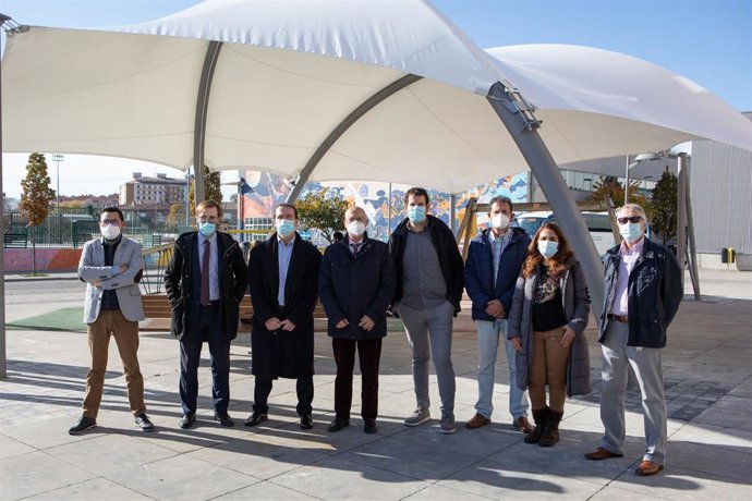 En el centro el consejero de Cohesión Territorial, Bernardo Ciriza, y el alcalde de Villava, Mikel Oteiza, durante la visita a las dos obras realizadas en la localidad