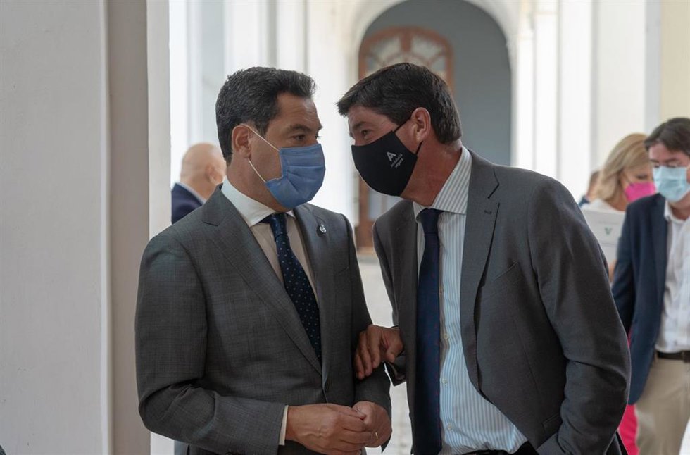 Archivo - El presidente de la Junta de Andalucía, Juanma Moreno (1), el vicepresidente de la Junta, Juan Marín (d), en una imagen de archivo en el Palacio de San Telmo
