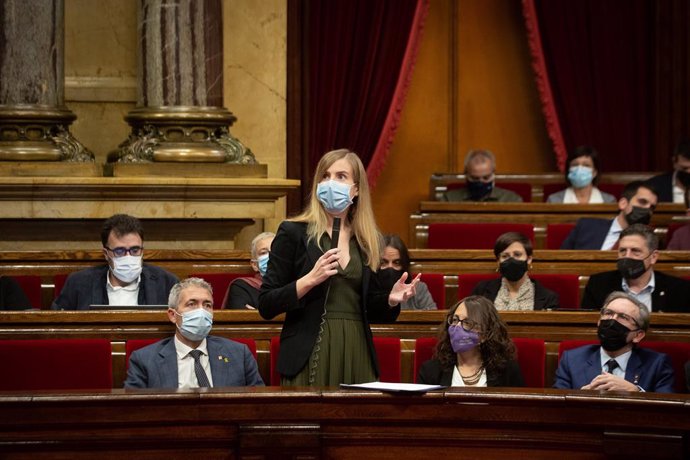 La consellera de Acción Exterior de la Generalitat, Victria Alsina, en el pleno del Parlament