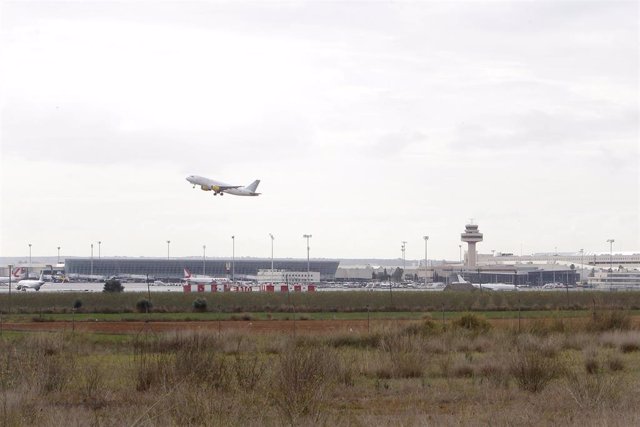 Un avión despega en el aeropuerto de Palma, a 8 de noviembre de 2021, en Palma.