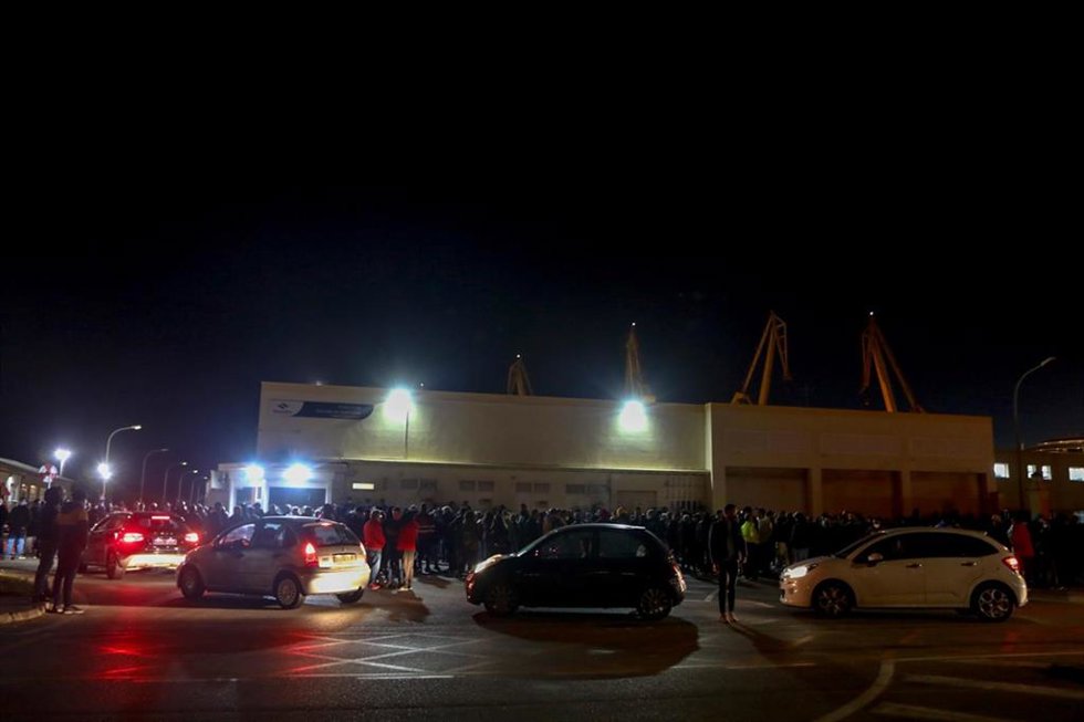 Imagen de la primera jornada de huelga de metal en Cádiz este pasado lunes. Concentración ante la puerta de los astilleros.