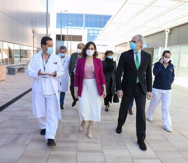 Archivo - La presidenta de la Comunidad de Madrid, Isabel Díaz Ayuso (centro), junto al consejero de Sanidad, Enrique Ruiz Escudero (2d), y el viceconsejero de Sanidad, Antonio Zapatero (3i), durante su visita al inicio del proceso de vacunación contra el