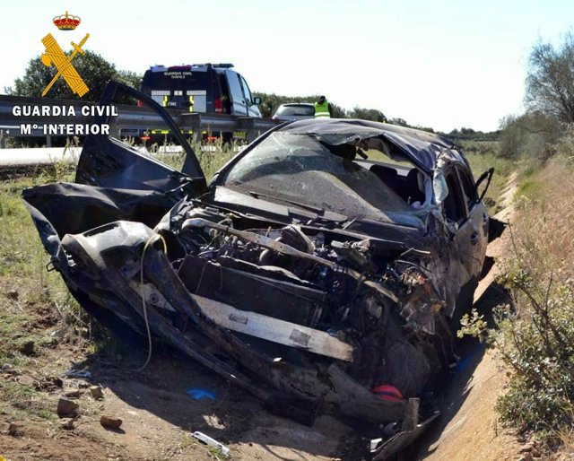 Coche accidentado en el que fallecieron dos jóvenes portugueses en la A-5.