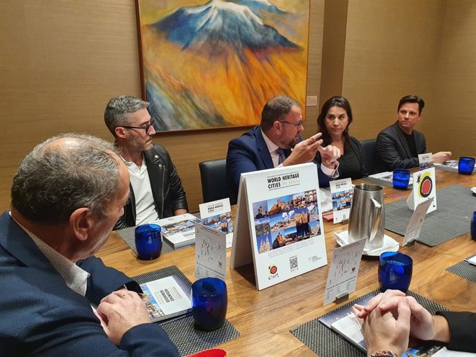 El alcalde de Mérida y presidente del Grupo Ciudades Patrimonio de Expaña en una reunión en la Universidad de Los Ángeles.