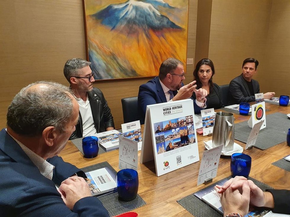 El alcalde de Mérida y presidente del Grupo Ciudades Patrimonio de Expaña en una reunión en la Universidad de Los Ángeles.