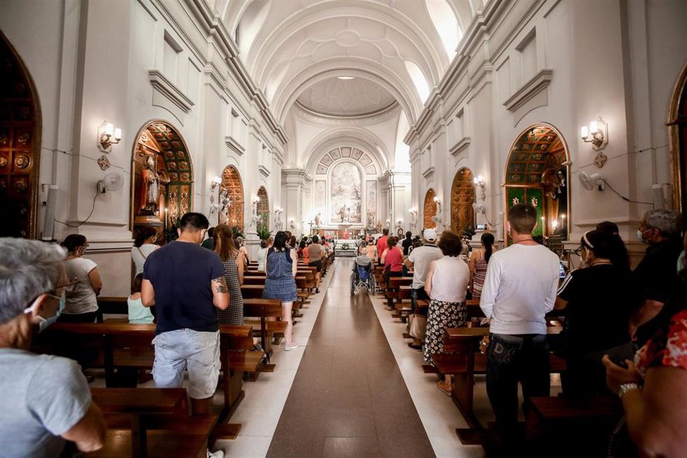 Archivo - Varias personas asisten a una misa en la Parroquia de San Lorenzo, en Madrid.