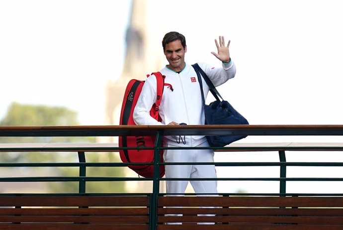 Archivo - 07 July 2021, United Kingdom, London: Roger Federer waves to the spectators as he walks over the bridge after losing his men's singles quarter-final match against Polish Hubert Hurkacz on day nine of the 2021 Wimbledon Tennis Championships at 