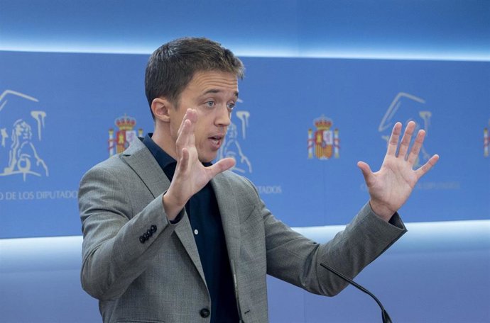 El líder de Más País, Íñigo Errejón, ofrece una rueda de prensa antes de participar en una reunión de la Junta de Portavoces en el Congreso de los Diputados, a 3 de noviembre de 2021, en Madrid, (España).