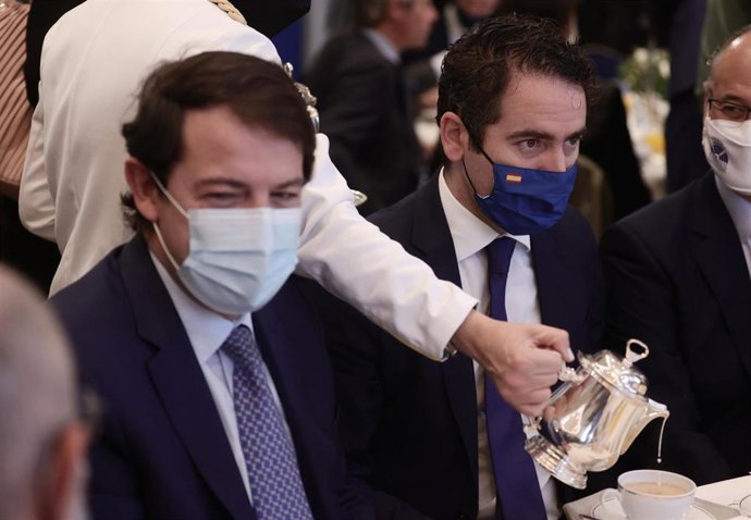 El presidente de la Junta de Castilla y León, Alfonso Fernández Mañueco, y el secretario general del Partido Popular, Teodoro García Egea, en un desayuno informativo de Fórum Europa, a 17 de noviembre de 2021, en Madrid, (España).