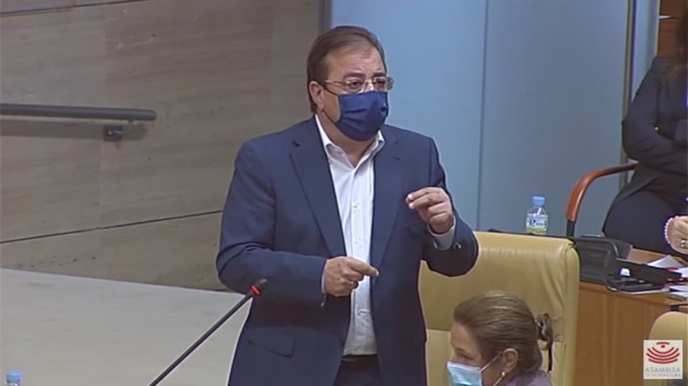 El presidente de la Junta de Extremadura, Guillermo Fernández Vara, en el pleno de la Asamblea