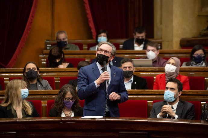 El conseller d'Economia, Jaume Giró, intervé en la sessió de control al Govern