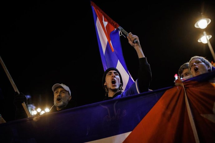 Varias personas asisten en Madrid a una concentración de apoyo a las marchas en Cuba contra las políticas del Gobierno
