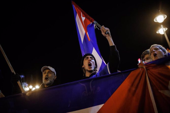 Varias personas asisten en Madrid a una concentración de apoyo a las marchas en Cuba contra las políticas del Gobierno