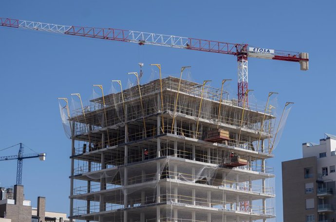 Edificios en construcción en la capital, a 27 de octubre de 2021, en Madrid, (España). El sector de la vivienda se encuentra en el punto de mira por estar sufriendo en muy poco tiempo numerosos cambios. Uno de ellos es la propuesta del Gobierno de la Le