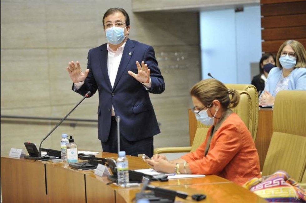 Archivo - El presidente de la Junta, Guillermo Fernández Vara, en el pleno de la Asamblea en una foto de archivo