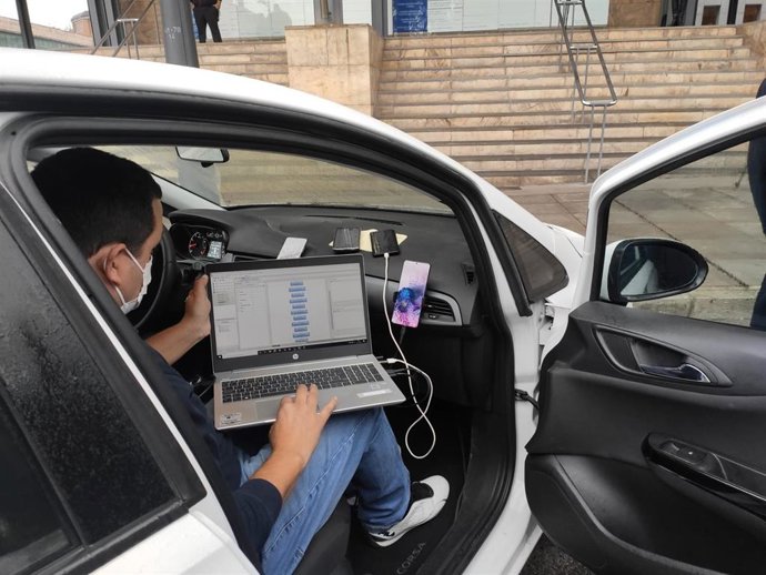 Presentación del vehículo que realizará el 'Drive test' para conocer la conectividad real en Asturias.