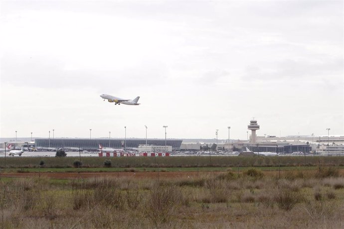 Un avión despega en el aeropuerto de Palma, a 8 de noviembre de 2021, en Palma de Mallorca. 