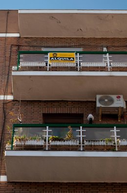 Cartel de alquiler en un edificio.