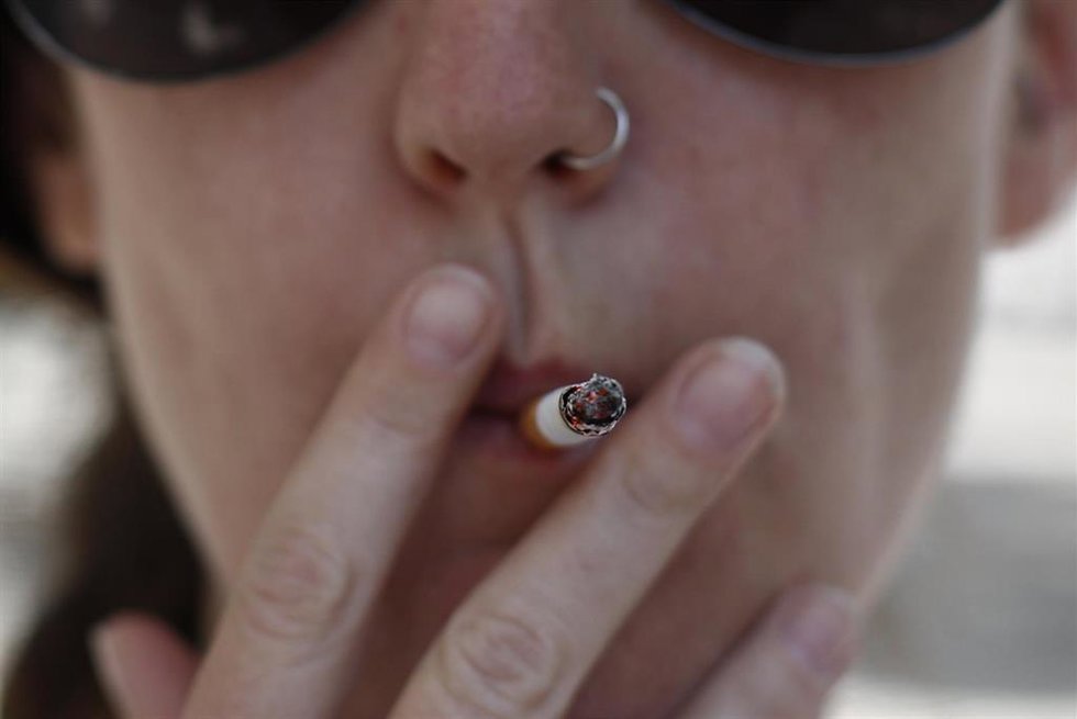 Archivo - Mujer fumando un cigarro en una imagen de archivo 