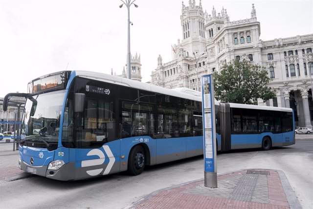 Archivo - Un autobús de la Empresa Municipal de Transportes (EMT), en la plaza de Cibeles.